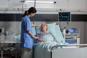 INEC REVELA PRINCIPALES CAUSAS DE HOSPITALIZACIÓN EN ECUADOR: CÁLCULOS BILIARES, NEUMONÍA Y APENDICITIS LIDERAN EL RANKING