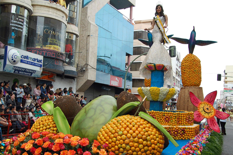Frutas, flores y empleo: el carnaval que impulsa la economía local en Ecuador